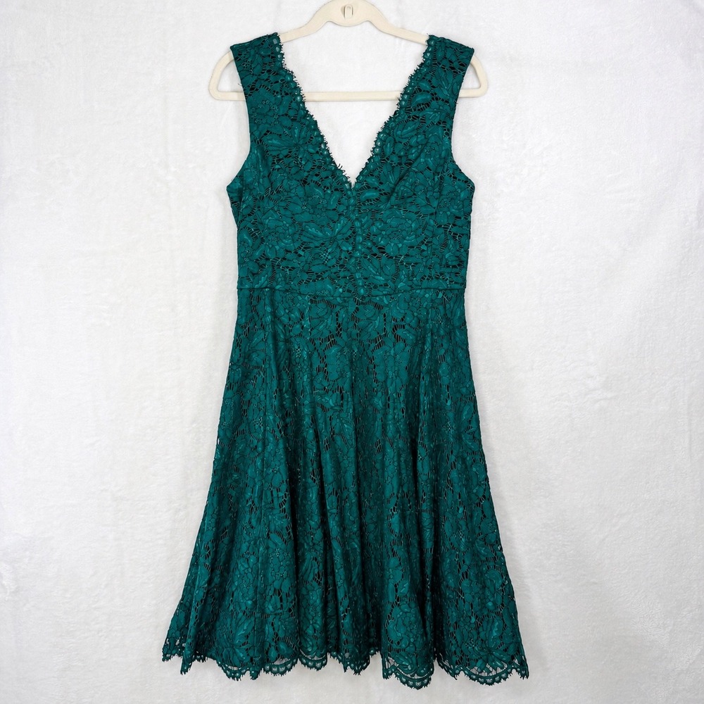 Vera Wang Dress Women Size 8 Green Lace V-Neck Fit and Flare Cocktail Midi Dress